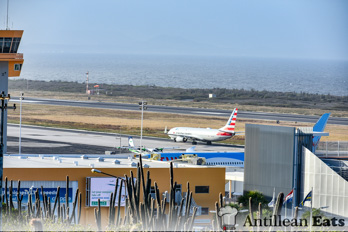 American Airlines - boeing 737 taking off