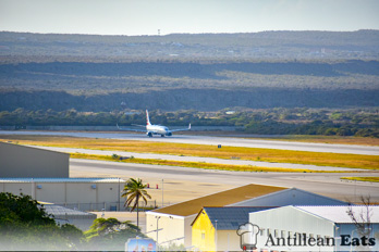 American Airlines - boeing 737 taking off from Curacao