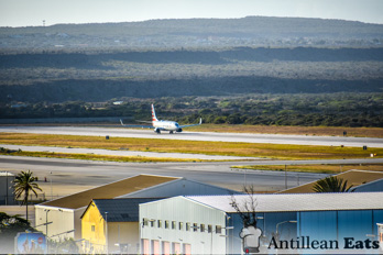 American Airlines - boeing 737 taking off from Curacao