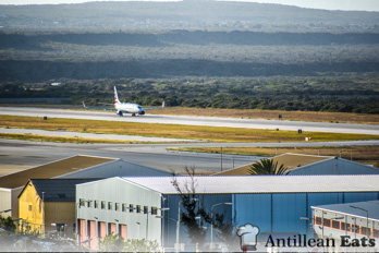 American Airlines - boeing 737 taking off from Curacao