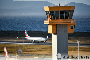 American Airlines - boeing 737 taking off from Curacao