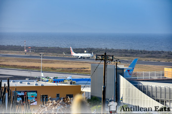 American Airlines - boeing 737 taking off from Curacao