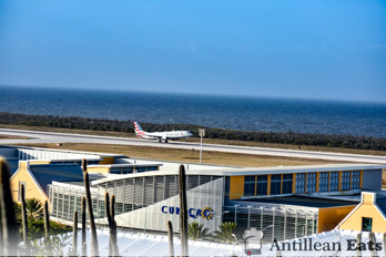 American Airlines - boeing 737 taking off from Curacao