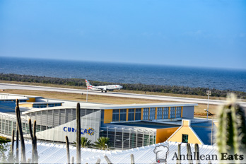 American Airlines - boeing 737 taking off from Curacao