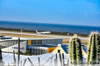 American Airlines - boeing 737 taking off from Curacao