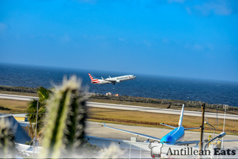 American Airlines - boeing 737 taking off from Curacao