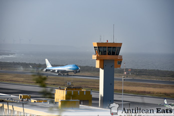 KLM - Boeing 747 landing at Curacao Airport