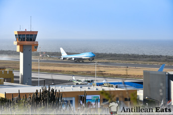 KLM - Boeing 747 landing at Curacao Airport
