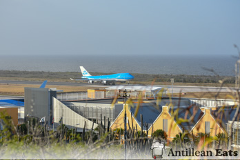 KLM - Boeing 747 landing at Curacao Airport