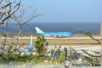 KLM - Boeing 747 landing at Curacao Airport