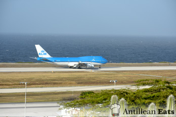 KLM - Boeing 747 landing at Curacao Airport