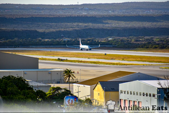 American Airlines - boeing 737 taking off from Curacao